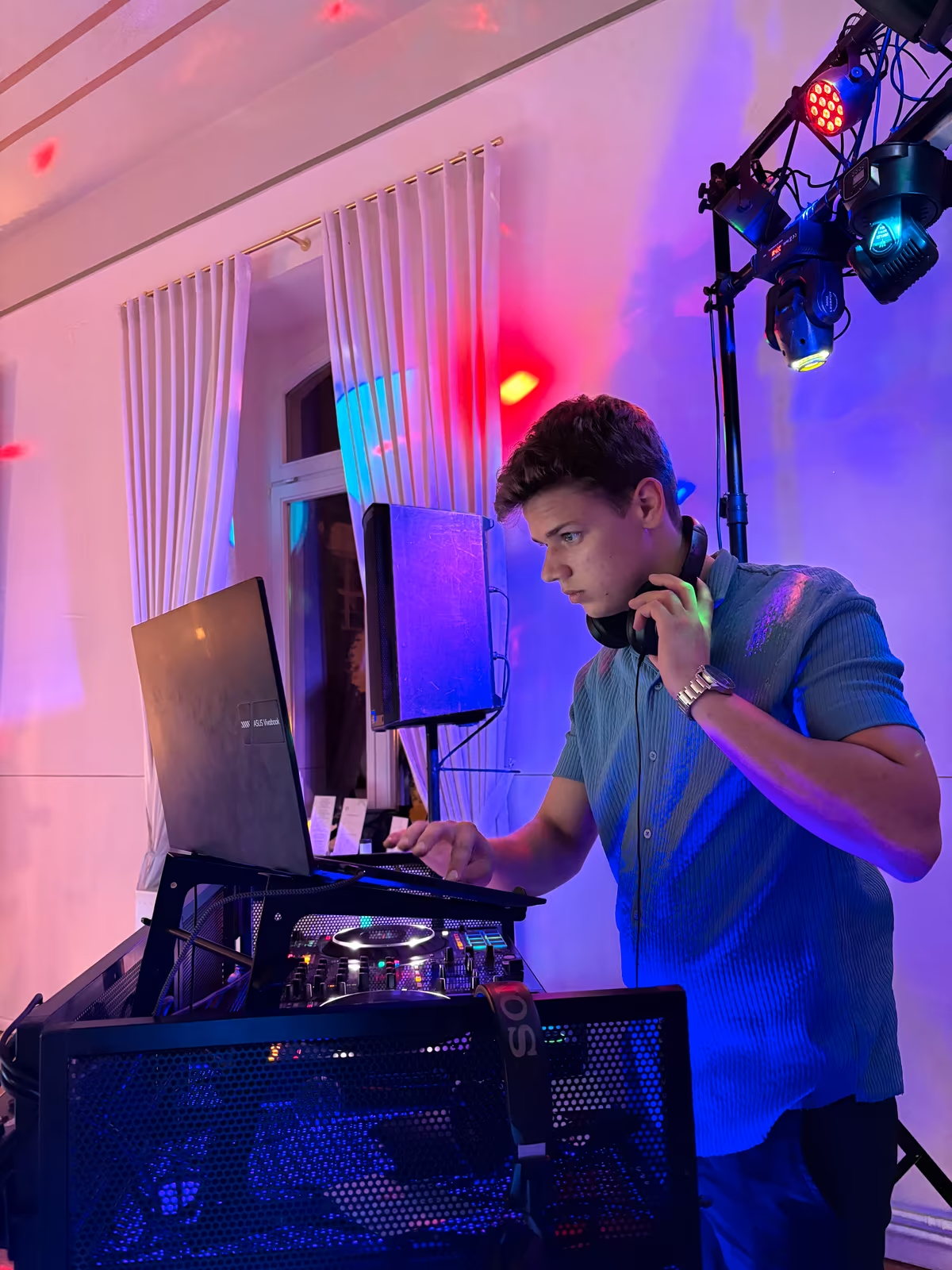 Professioneller DJ an den Decks - Open Format DJ