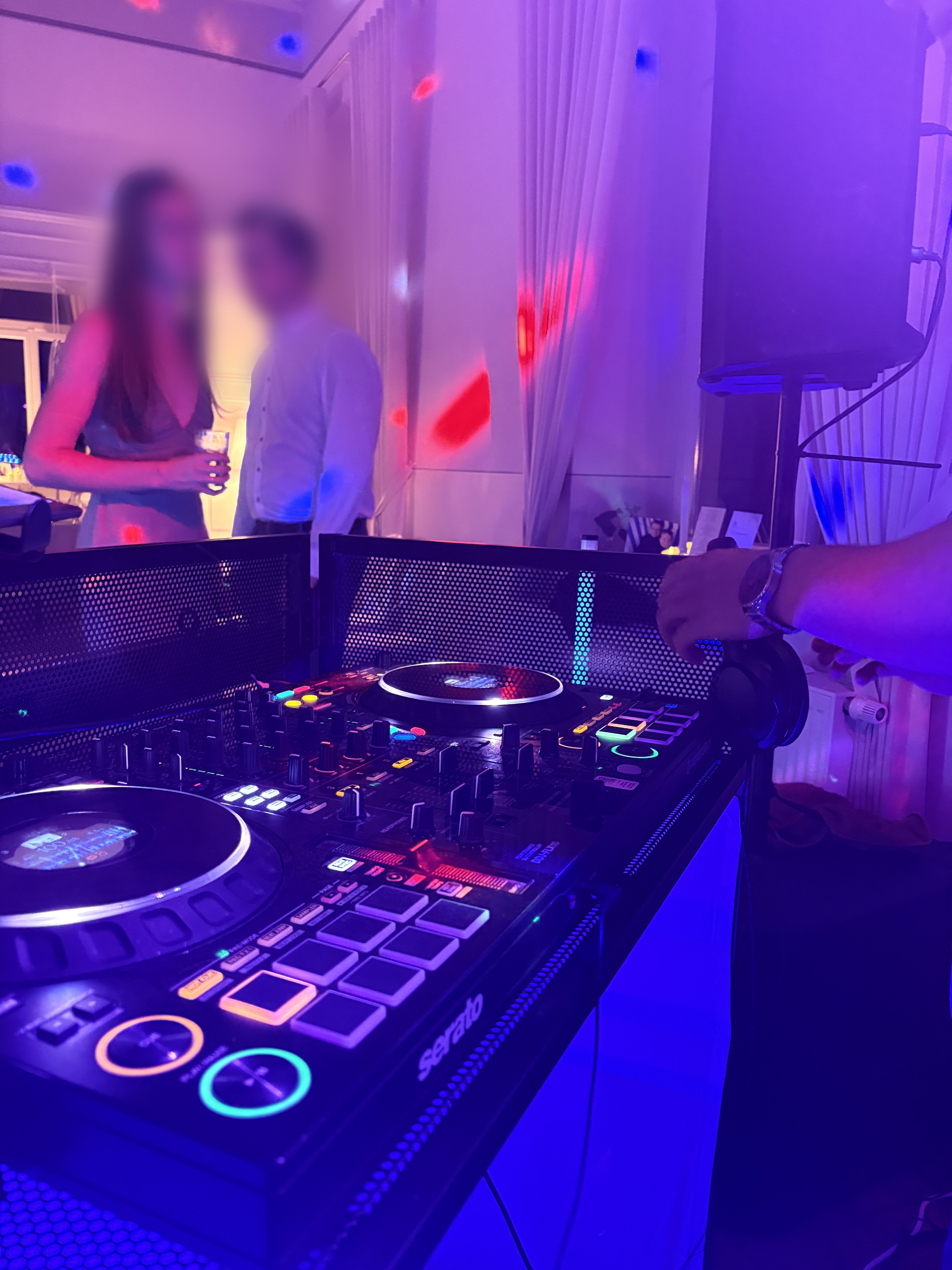 DJ Deus an den Decks - Live DJ Set zur Hochzeit