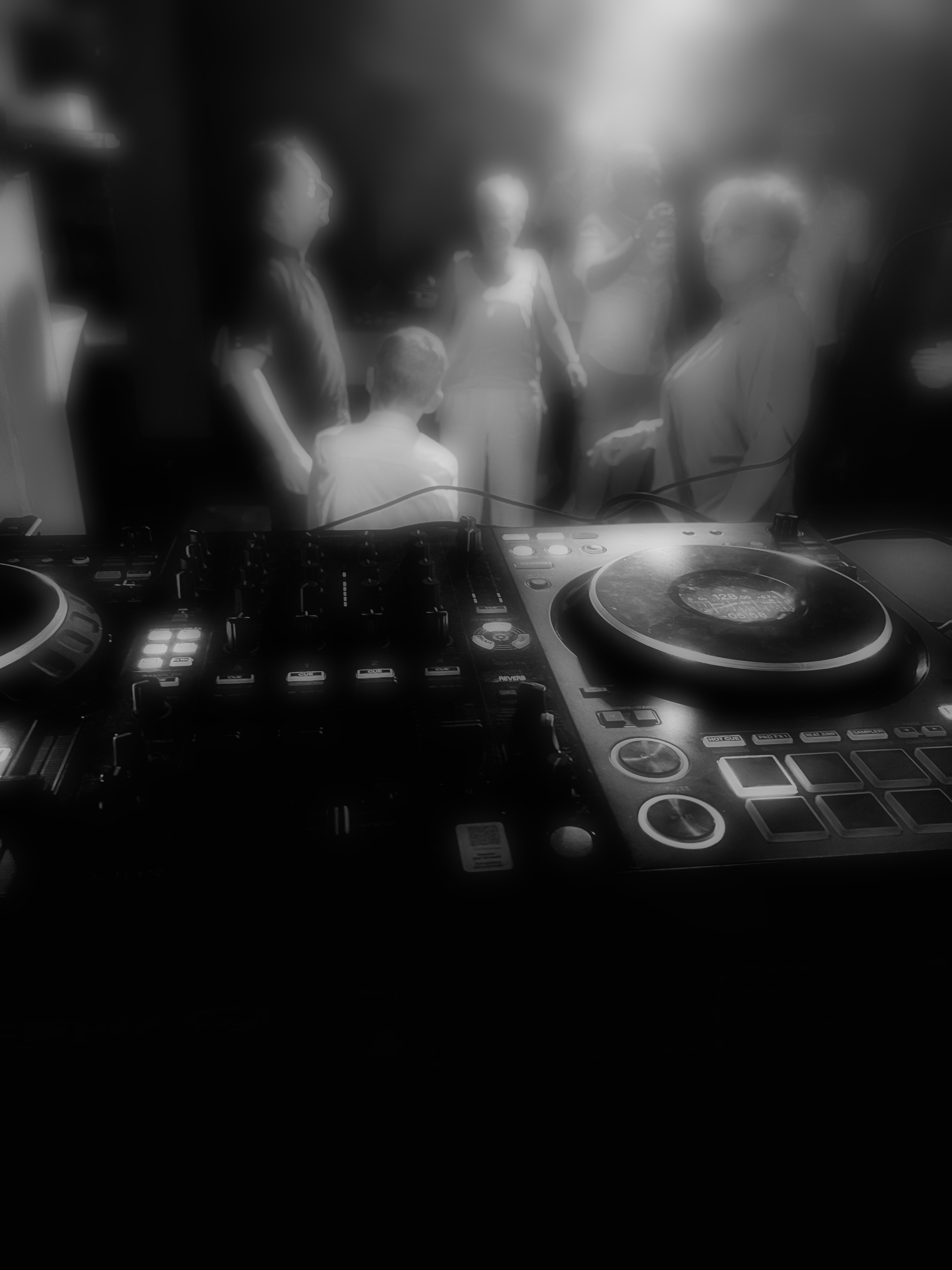 Club-DJ an den Decks mit Blick auf den Tanzfloor - House und Tech-House Sets